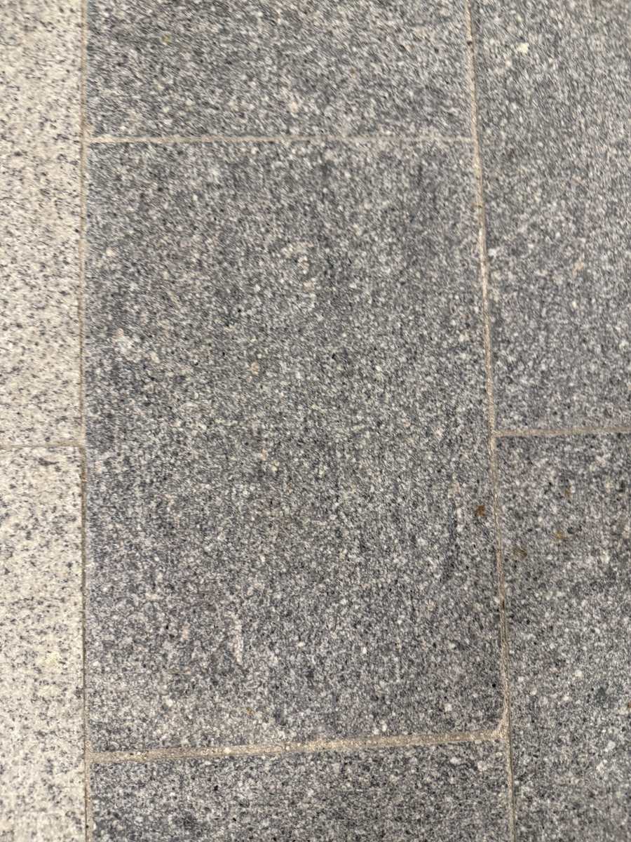 PINKERLY 天然花崗石磚燒面:淺灰、中灰、深灰三色近攝