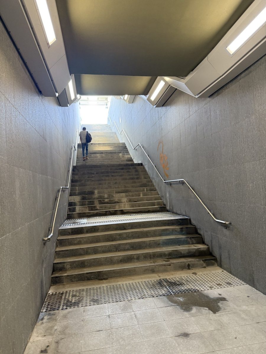 燒面天然麻石樓梯通往地面
