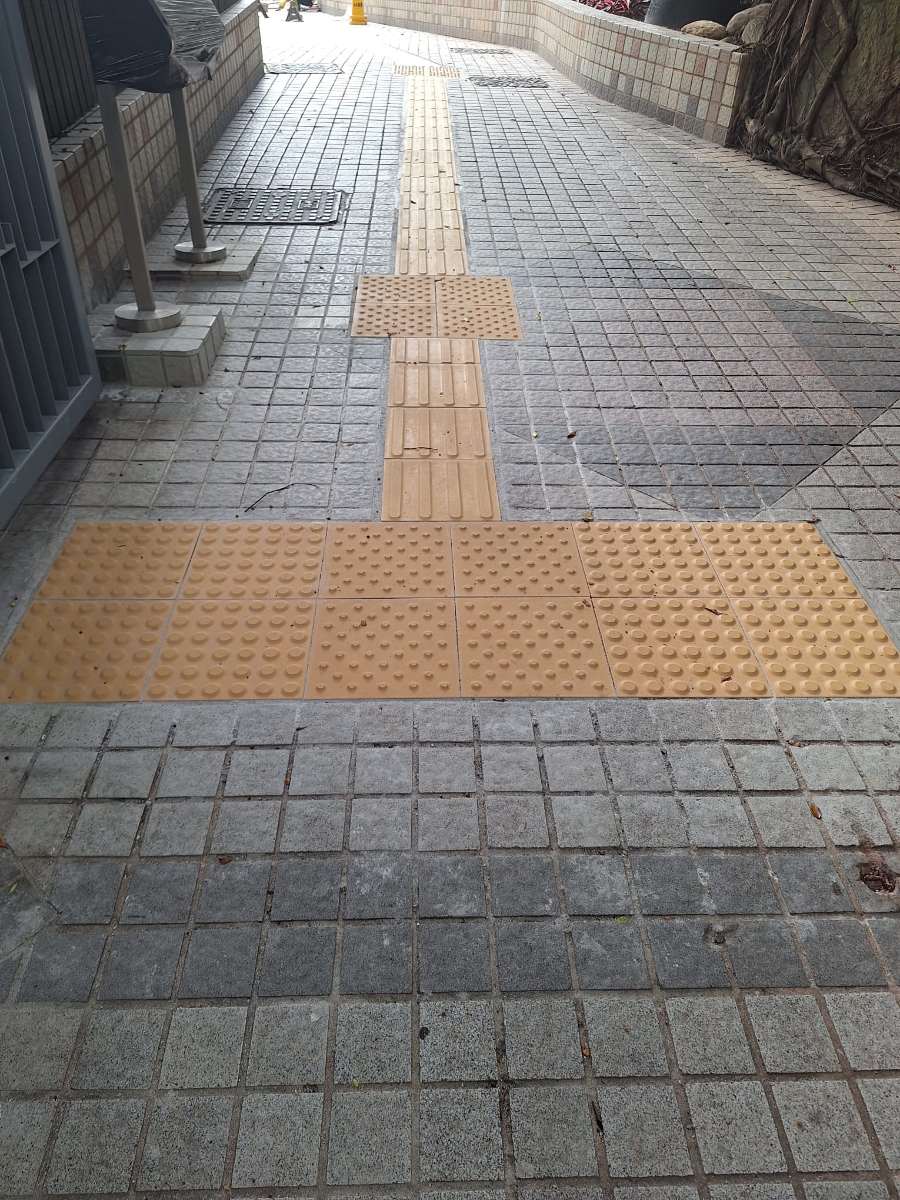 閘口前的大圓點危險警示帶與長條導向磚（交貨鋪設作品）